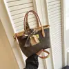 Bolsa Pequena Super Quente para Mulheres 2026 Novo Estilo Nicho Monograma Bolsa de Cesta de Piquenique de Mão Estilosa Versátil Bolsa de Ombro Único Transversal