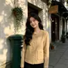 Nuevo abrigo corto estilo tweed para mujer, colección otoño/invierno 2026, con un sofisticado escote redondo y mangas largas, perfecto como prenda exterior casual