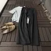 Calças cinza-escuras, texturizadas, estilo "old money" para homens, adequadas para o outono, com caimento clean, pregas, design de perna reta e uma estética americana retrô com caimento fluido.
