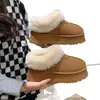 Botas de neve femininas para inverno 2026, modelo novo, com sola grossa, forradas de pelúcia, espessadas, tamancos quentes fáceis de calçar, sapatos baixos de algodão