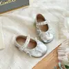 Zapatos de Cuero para Niñas 2026 Primavera Nuevo Estilo Zapatos de Encaje con Lazo Lindos de Princesa Suela Suave Zapatos Planos para Bebé