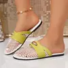 Sapatos femininos plus size de moda transfronteiriça para comércio exterior, sapatilhas de malha com fivela, acabamento em verniz, confortáveis, respiráveis, design vazado