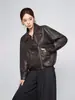 Jaqueta curta de couro de ovelha feminina 2026 outono/inverno estilo motociclista gola lapela solta casual preta com toque de luxo