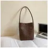 Bolso de Hombro Único de Alta Apariencia para Mujer Verano 2026 Nuevo Bolso de Mano de Nicho Bolso Cubo Hueco Elegante Bolso de Hombro a la Moda