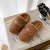 Chinelos fofos estilo coreano com padrão de letras simples para mulheres, adequados para outono e inverno, chinelos de pelúcia planos fáceis de calçar para uso interno