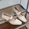 Sapatos Mary Jane estilo francês de bico quadrado e salto grosso, novo modelo primavera e outono 2026, adequados para combinar com saias, sapatos de salto alto retrô versáteis elegantes