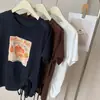 Camiseta de manga corta con estampado de dibujos animados para mujer, estilo coreano de verano, con dobladillo anudado, fruncida, corte holgado, adelgazante, mangas caídas, top versátil