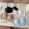 Lingerie com decote V e detalhes em renda para mulheres com pouco busto, projetada para juntar e sustentar, evitar o transbordamento lateral e proporcionar um efeito modelador sem aros.