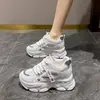Zapatos dad para mujer 2025 primavera y otoño nuevos versátiles para personas bajas suela gruesa que aumenta la altura transpirables casuales deportivos zapatos blancos