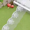 Encaje de lentejuelas bordado floral de un solo lado en stock, tela de malla de seda lechosa blanca para decoración de vestidos y ropa de mujer