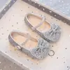 Sapatos de princesa macios com sola flexível e adornos de cristal para meninas, nova coleção primavera/outono 2026, sapatos de couro infantis, sapatos de couro para bebês meninas, sapatos casuais versáteis