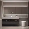 Gabinete de banheiro com cuba integrada em ardósia termoformada com companheiro de vaso sanitário estendido, lavatório e bancada integrados