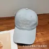 Boné de Baseball Bordado com Letra Nova Moda Estilo Coreano Chapéu de Sol Versátil Boné Casual para Viagem ao Ar Livre para Homens e Mulheres