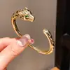 Pulsera Abierta de Leopardo con Baño de Oro Real de 18 Quilates y Circonita Moda Europea y Americana Elegante Pulsera Lujo Accesible Joyería de Alta Gama para Mujeres