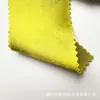 Tejido de satén elástico, grueso y brillante con una caída suave, que presenta un efecto reluciente de seda artificial, adecuado para disfraces de baile y ropa formal.