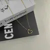 Necesita personalizar el collar de titanio de lujo frío con corazón hueco dorado, cadena fina retro para clavícula, joyería para mujer