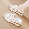 Zapatillas con agujeros para aumentar la altura personas bajas para mujer ropa de exterior 2026 verano nuevo transpirables casual slip-on de punta cerrada zapatillas de moda