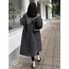 Trench coat cinza estilo coreano, de caimento relaxado, para mulheres, com gola xale bordada, design solto e oversized, e comprimento médio, na altura do joelho, perfeito para o outono
