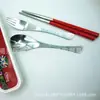 Vajilla portátil de acero inoxidable en caja de plástico cuchara cola de pez palillos cuadrados de plástico LOGOTIPO imprimible venta al por mayor de fábrica