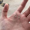 Pequeño libro rojo explosiones aretes tintineantes femeninos 2024 nueva moda simple pequeño micro incrustación joyería de oreja una generación de pelo