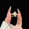 Nuevo anillo de moda de alta gama versátil estilo vintage con forma de estrella y diamantes, lujo ligero, anillo personalizado único y lujoso