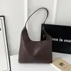 Bolsa de Ombro Tecida Retrô Moda Europeia e Americana 2025 Nova Bolsa Tote de Grande Capacidade para o Dia a Dia Bolsa Transversal com Textura de Couro Macio