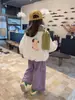 Casaco de algodão grosso estilo coreano com gola de pele sintética para meninas, nova coleção de inverno 2026, agasalho moderno e quente com forro de fleece para bebês e crianças