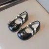 Zapatos pequeños de cuero versátiles y ligeros con correa elástica, estilo coreano, para niñas, otoño 2026, zapatos plateados de princesa a la moda para actuaciones