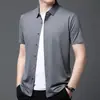 Verão novo masculino camisa de manga curta semi-sem costura esticar sedoso jovem homens fino slim-fit camisa de meia manga para homens