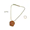 Pingente de Design de Joia Leve de Peônia Exquisita Janela Esmaltada Vermelha Ouro Brilhante 18K Banhado a Bronze Antigo Estilo Ocidental Artesanato Pesado