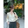 Foto real camisa feminina de manga comprida com decote V, temperamento simples francês, senso de design, nicho, pregas nos ombros, botão dourado, camisa 26435