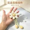 Novo Chaveiro Versátil com Lindo Design de Flor, Adequado para Bolsas, Pingentes de Celular, Calças de Estudante, Decorações de Mochila e Enfeites de Roupa