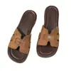 Falda combinada con sandalias casuales para mujer, ropa de verano para exteriores, sandalias de vacaciones estilo francés, nuevas zapatillas planas versátiles 2026