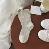 Meias Finas de Estilo Coreano para Primavera e Verão para Mulheres com Botões de Renda, Meias Listradas de Cano Médio, Meias Largas de Malha Vazada com Trevo de Quatro Folhas para Meninas