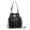 Bolso de Cubo Acolchado con Cadena Versátil de Gama Alta 2026 Nuevo de Moda Estilo Pequeño Coco Bolso Bandolera de Hombro Único de Moda para Mujer