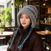 Gorro de Peluche de Punto Rayado Peludo para Mujer, Cálido y Versátil para Otoño e Invierno, Circunferencia de Cabeza Grande, Adelgazante para la Cara, Protector de Orejas, Gorro de Moda
