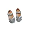 Sapatos de Cristal para Meninas Verão 2025 Novos Laço Moda Sapatos de Princesa Sapatos Pequenos de Couro Sapatos Baixos Macios para Crianças Bebês