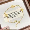 Pulseira Popular Xiaohongshu Estilo Vintage Meio do Século com Flor de Andorinha Escovada para Mulheres, Elegante, de Alta Qualidade e Exquisita Joia de Mão