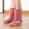 Botas de chuva transparentes de gelatina, moda, sapatos impermeáveis, botas de chuva altas engrossadas para adultos, sapatos de trabalho de borracha para mulheres, sobrebotas antiderrapantes para cozinha