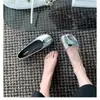 Sapatos Femininos de Couro Genuíno Rasteirinhas Modelo Igual ao da Mãe Uva 2025 Primavera & Outono com Bico Dividido e Detalhe de Casco de Porco, Boca Rasa, para Usar com Saia