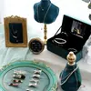 Exhibidor de Joyería de Lujo Ligero Estilo Europeo Bandeja Verde de Franela Soporte para Anillos Collares Estante Exhibición Escaparate Utilería para Fotos