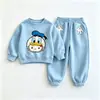 Novos conjuntos de moletom casuais com tema de desenho animado forrados com fleece para meninos e meninas, um conjunto estiloso de duas peças para bebês, perfeito para o outono e inverno