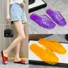 Pantuflas transparentes, nuevos estilos de verano, versátiles rojas de suela plana, antideslizantes, sandalias de cristal de moda para mujer, adecuadas para uso en exteriores, con suelas suaves