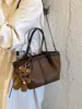Bolso tipo cubo suave y cómodo para mujer, nuevo diseño de nicho estilo coreano 2026, adecuado para el trabajo y para llevar cruzado.