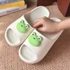 Pantuflas de suela gruesa para mujer para uso doméstico en verano, decoraciones de zapatos DIY, sandalias de moda antideslizantes resistentes al desgaste de dibujos animados para parejas en interiores para el baño