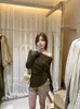 AS OFFICIAL Blusa de manga larga estilo coreano otoño, corte relajado, fruncida, ajustada a la cintura, de un solo hombro, con detalle de botones 28978
