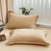 Un par de fundas de almohada de algodón lavado, cada una de 48 cm x 74 cm, adecuadas para camas individuales o dobles, en colores lisos