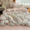 Juego de cuatro piezas de gasa de doble capa Clase A, funda de edredón de algodón puro estilo ins fresco y simple con dibujos animados para estudiante, juego de ropa de cama de tres piezas para dormitorio de estudiante
