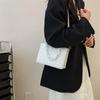 Bolso de hombro cruzado de cadena de verano 2023, bolso cuadrado pequeño de indentación a la moda, bolso de mano simple con hilo de bordado acanalado