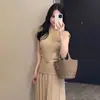 Conjunto de Dos Piezas para Mujer 2025 Verano Nuevo Estilo: Top de Punto de Manga Corta Ajustado que Reduce la Edad, Relajado y Cómodo, con Falda Fluida